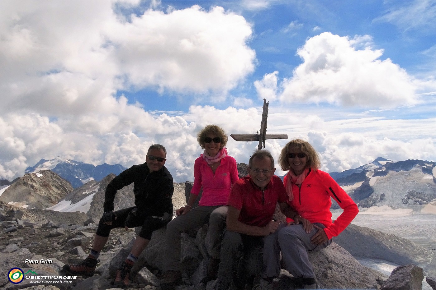 06 In vetta a Punta Venerocolo ( 3323 m) con Pian di Neve.JPG